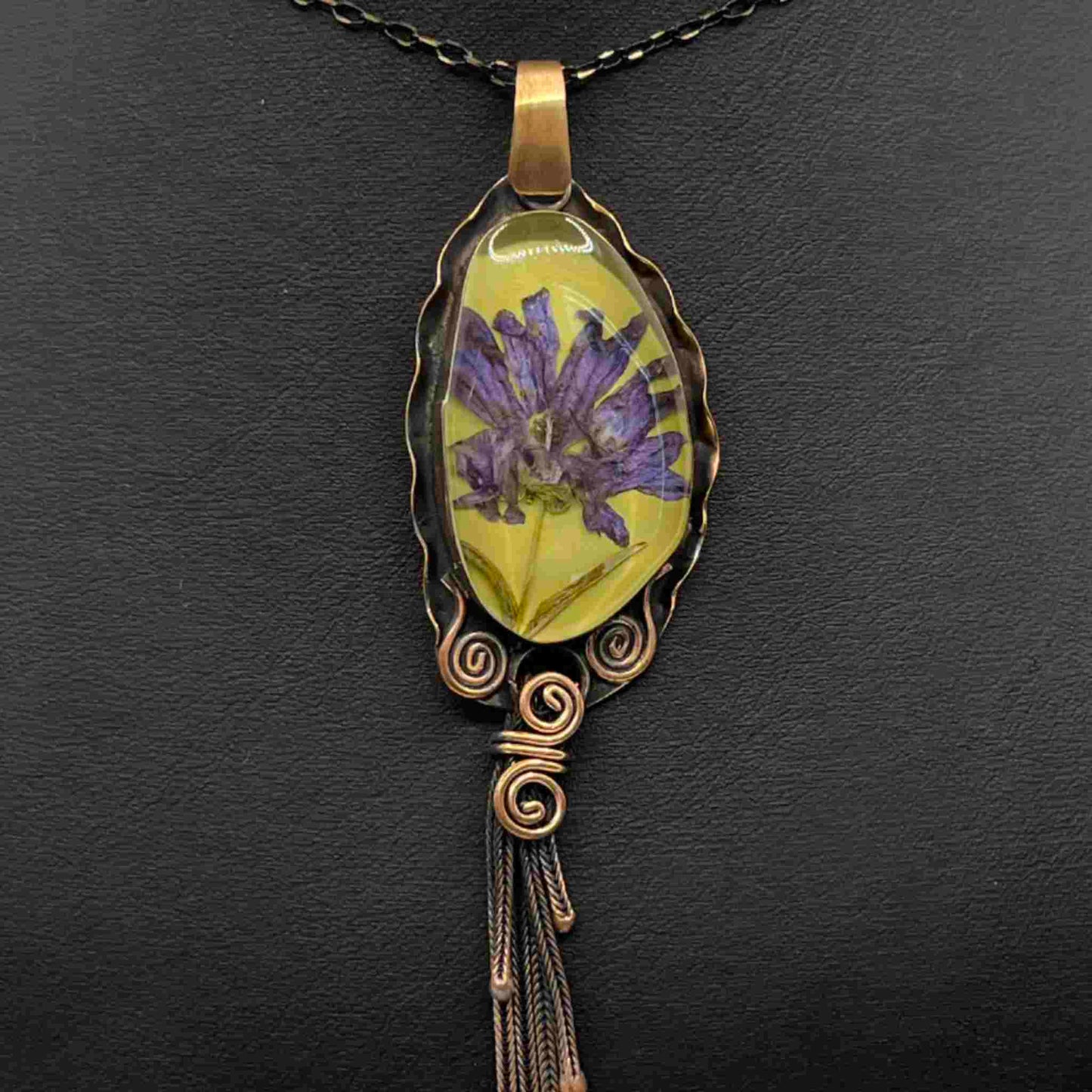 Collar artesanal de bronce con flor natural de Gaziana Puskulu.