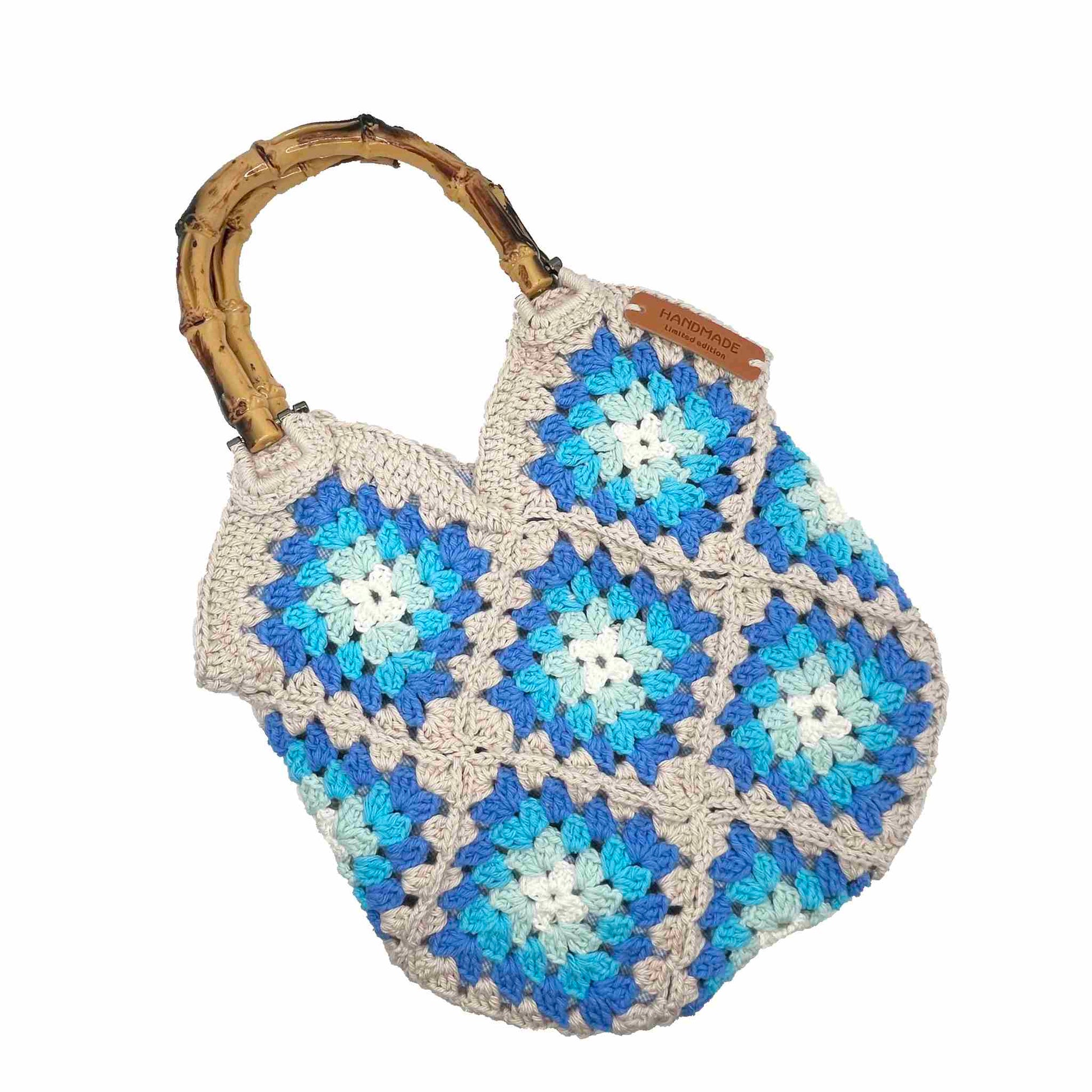 Bolso de mano a crochet artesanal azul.